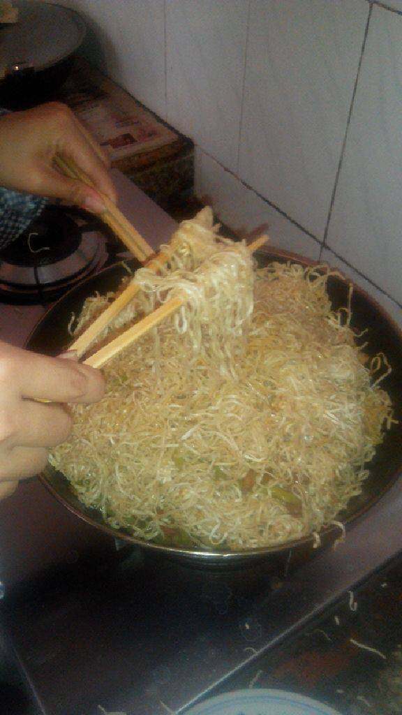 蒸面条,用筷子把蒸好的面挑开,不要让面粘在一起