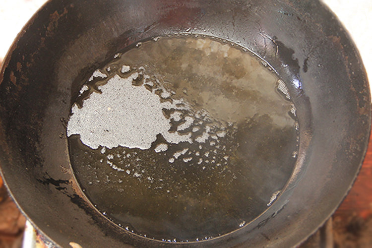 客家菜 香炸鱼丝脆,将锅洗净，烧干水份，倒入食用油约200g烧热至80摄氏度。