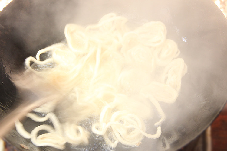 客家菜 香炸鱼丝脆,在油锅中炸3-6秒钟。（具体根据个人火力大小判断）