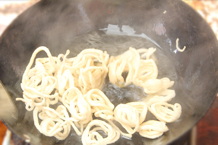客家菜 香炸鱼丝脆,将鱼丝炸至米黄色立即捞起。这个过程一定要快，要不然很容易就烧焦了。