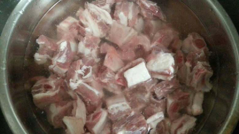 糖醋排骨,先将<a style='color:red;display:inline-block;' href='/shicai/ 434'>排骨</a>洗净后，放入冷水中浸泡出部分血水。