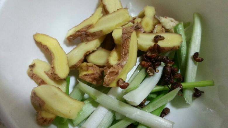 糖醋排骨,准备好各种小料