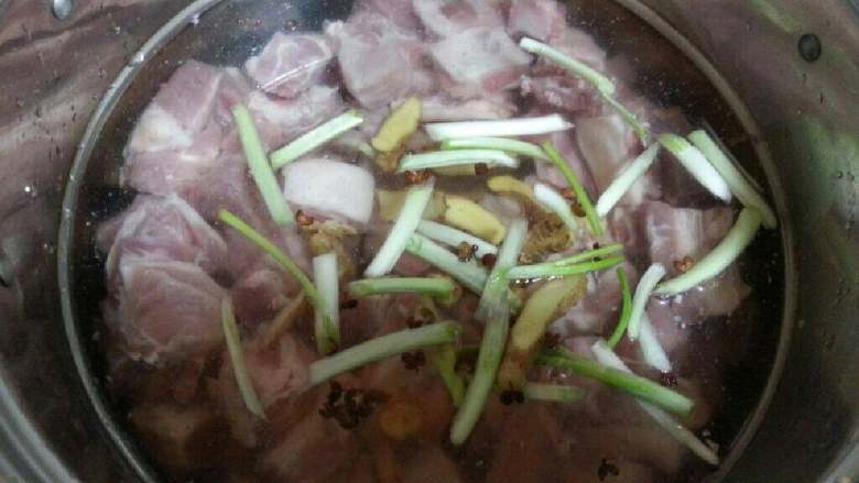 糖醋排骨,将排骨，姜片，<a style='color:red;display:inline-block;' href='/shicai/ 134659'>花椒粒</a>，<a style='color:red;display:inline-block;' href='/shicai/ 163'>葱白</a>，<a style='color:red;display:inline-block;' href='/shicai/ 718'>料酒</a>放入锅中并注入凉水。开大火煮。