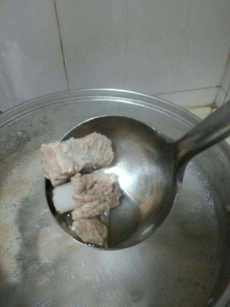 糖醋排骨,至汤已沸腾，排骨至乳白色后捞起。