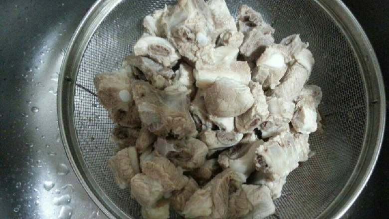 糖醋排骨,把姜片，花椒粒，葱白选出。将排骨放入凉水中冲洗。（这样既去了血沫又使排骨口感更佳）将排骨多余水份沥干待用。