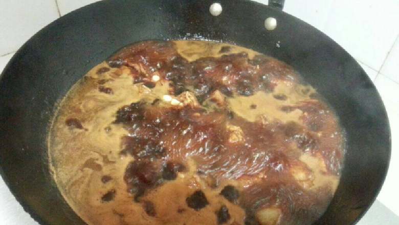 糖醋排骨,放入高汤或水，刚没过排骨为宜。加入料酒，老陈醋，<a style='color:red;display:inline-block;' href='/shicai/ 762'>老抽</a>后开成大火焖煮。