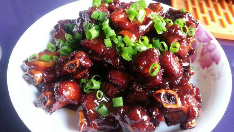 糖醋排骨,做到最后汤汁越少时，更应及时翻炒，以防做糊了！大功告成，起锅了！