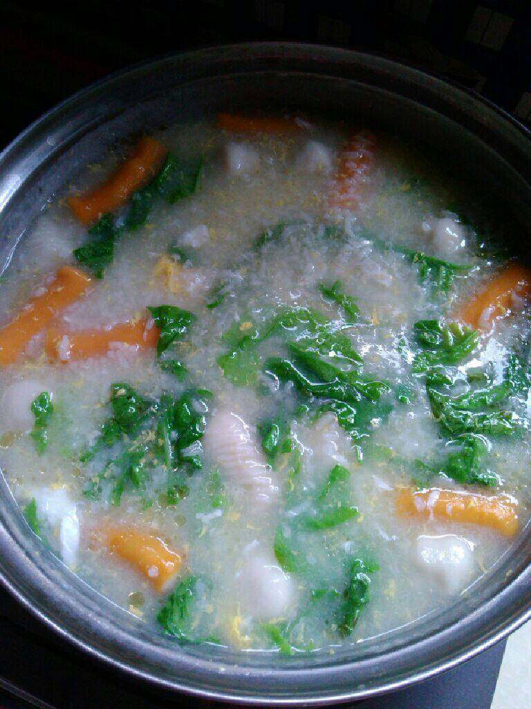 鱼丸虾棒粥,稀饭煮稠后加盐 青菜叶 鸡蛋搅碎关火 淋点小麻油