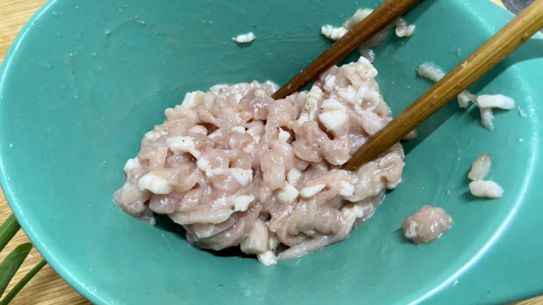 驱寒汤➕酸辣暖胃驱寒汤,肉丝加入一汤匙黄酒,一茶匙蚝油,少许胡椒粉,一茶匙淀粉抓拌均匀,再加入少许食用油拌匀腌制10分钟