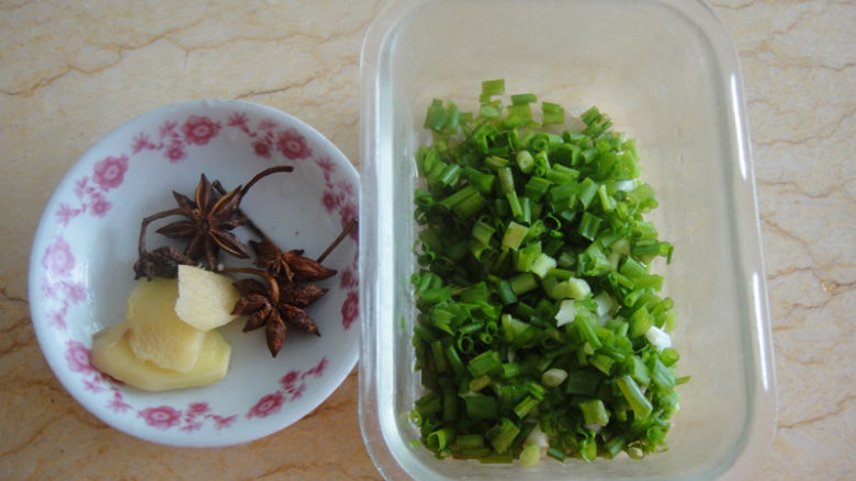 葱烧大排,准备生姜片,八角和葱花