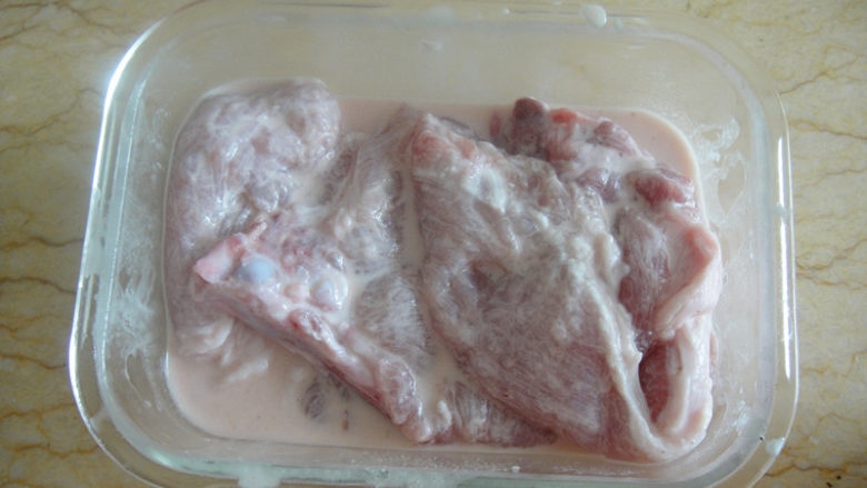 葱烧大排,用盐,料酒,生粉抓匀腌制2小时