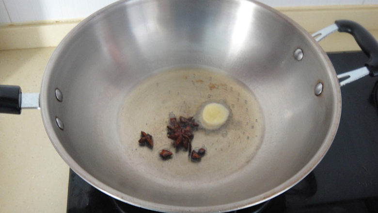 手撕烤麸,热锅倒入油,温油下入调料爆香