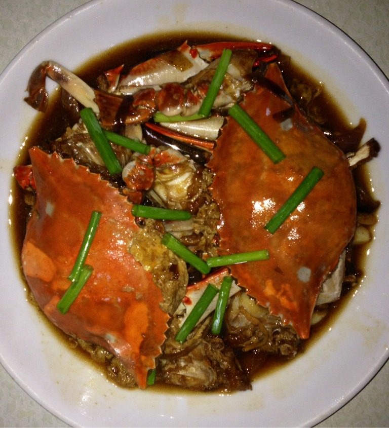 家烧江蟹,另起一锅，加入适量的油，然后加入<a style='color:red;display:inline-block;' href='/shicai/ 86474'>干辣椒</a>，<a style='color:red;display:inline-block;' href='/shicai/ 37'>姜</a>，蒜，<a style='color:red;display:inline-block;' href='/shicai/ 157'>小葱</a>白，<a style='color:red;display:inline-block;' href='/shicai/ 29'>洋葱</a>爆香。继续加入煎好的蟹肉和香菇一起翻炒均匀，加入<a style='color:red;display:inline-block;' href='/shicai/ 788'>生抽</a>，<a style='color:red;display:inline-block;' href='/shicai/ 894'>黄酒</a>，醋，<a style='color:red;display:inline-block;' href='/shicai/ 882'>红糖</a>，鸡精，<a style='color:red;display:inline-block;' href='/shicai/ 717'>味精</a>，蟹壳和适量的水。盖上锅盖大火烧开，改中火慢慢收汁，待汁收成浓厚时放入切好的<a style='color:red;display:inline-block;' href='/shicai/ 157'>小葱</a>段及可出锅。