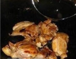 照烧鸡肉饭,在鸡肉里倒入照烧酱汁