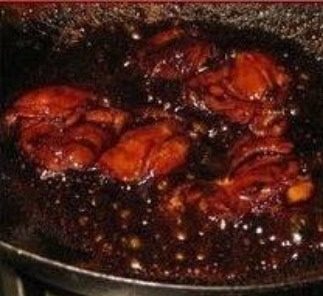 照烧鸡肉饭,大火将酱汁煮开转小火煮至汤汁浓稠,中途要翻动鸡腿肉,以免烧糊,汁不要全部收干