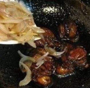照烧鸡肉饭,倒入编好的洋葱,翻炒片刻