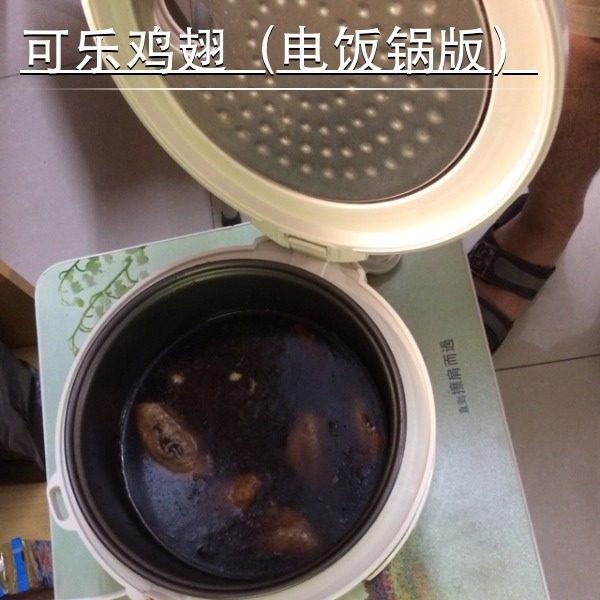 可乐鸡翅（电饭锅版）,放入电饭锅中，加入<a style='color:red;display:inline-block;' href='/shicai/ 911'>可乐</a>，按下煮饭。半个小时差不多就好了。