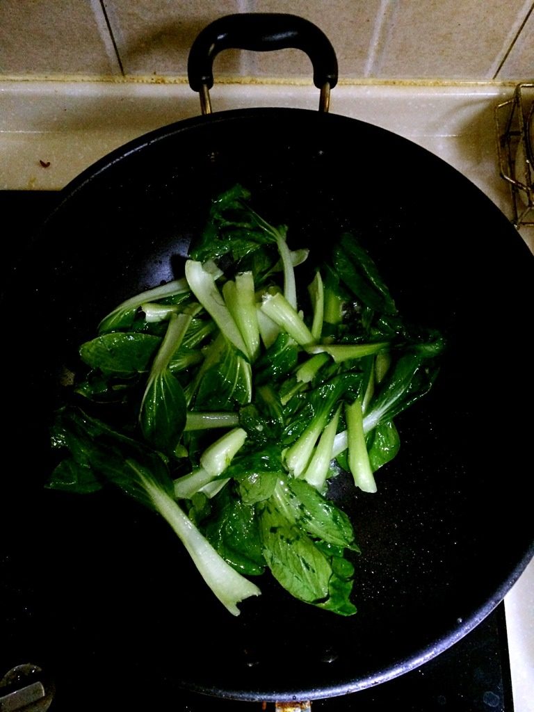 小婷の私房之虾皮油菜,待葱花煸出葱香后放入小油菜