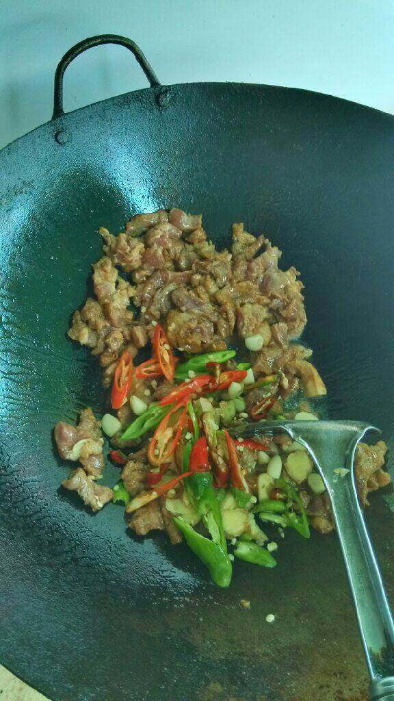 泡椒仙山玉珠炒牛肉,肉加盐<a style='color:red;display:inline-block;' href='/shicai/ 788'>生抽</a>淀粉抓匀，锅中热油下入<a style='color:red;display:inline-block;' href='/shicai/ 216'>牛肉</a>和辣椒和蒜