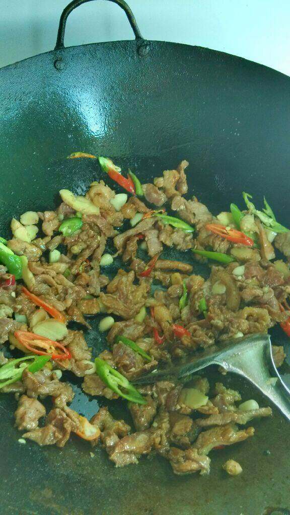 泡椒仙山玉珠炒牛肉,
煸至肉断生