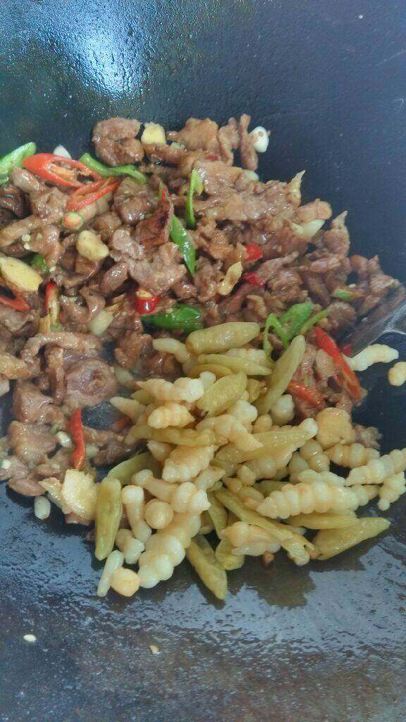 泡椒仙山玉珠炒牛肉,把肉推一边加入泡菜翻炒均匀，调入<a style='color:red;display:inline-block;' href='/shicai/ 717'>味精</a>即可(无需加盐泡菜本身有盐再加上有泡菜水)