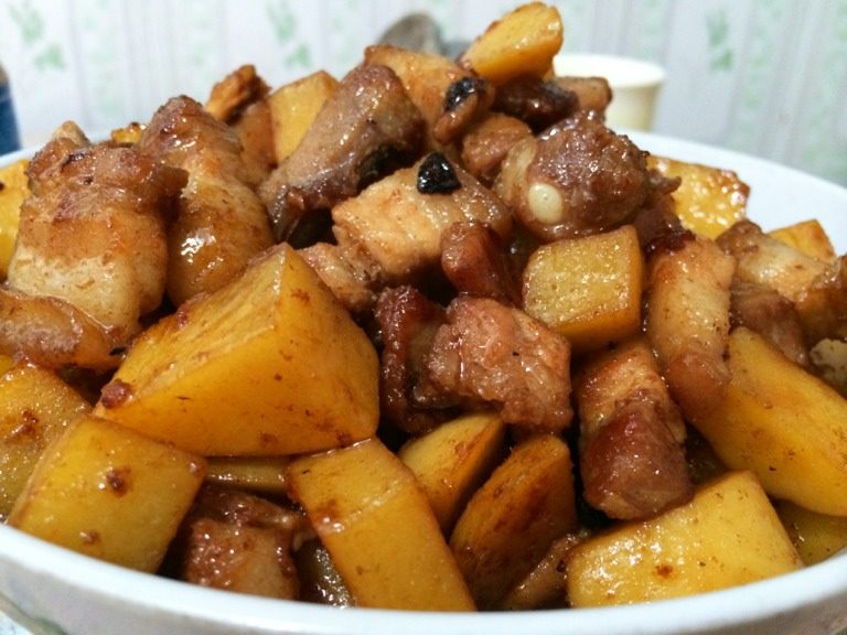 洋芋 红烧肉,将肉和<a style='color:red;display:inline-block;' href='/shicai/ 2546'>洋芋</a>各切成方状如图