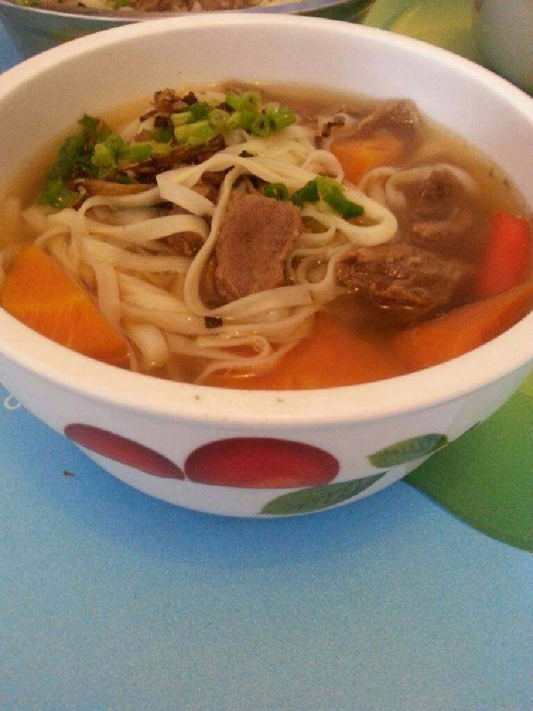 电饭锅版炖牛肉,顿好的牛肉汤可以直接喝,也可以锅中放点面条,水加点牛肉汤,撒上葱油就可以吃上一碗美味的牛肉面咯!