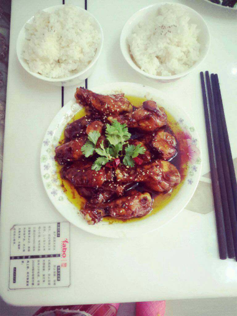 可乐鸡翅,最后，加一碗米饭，。享受你的大餐吧。