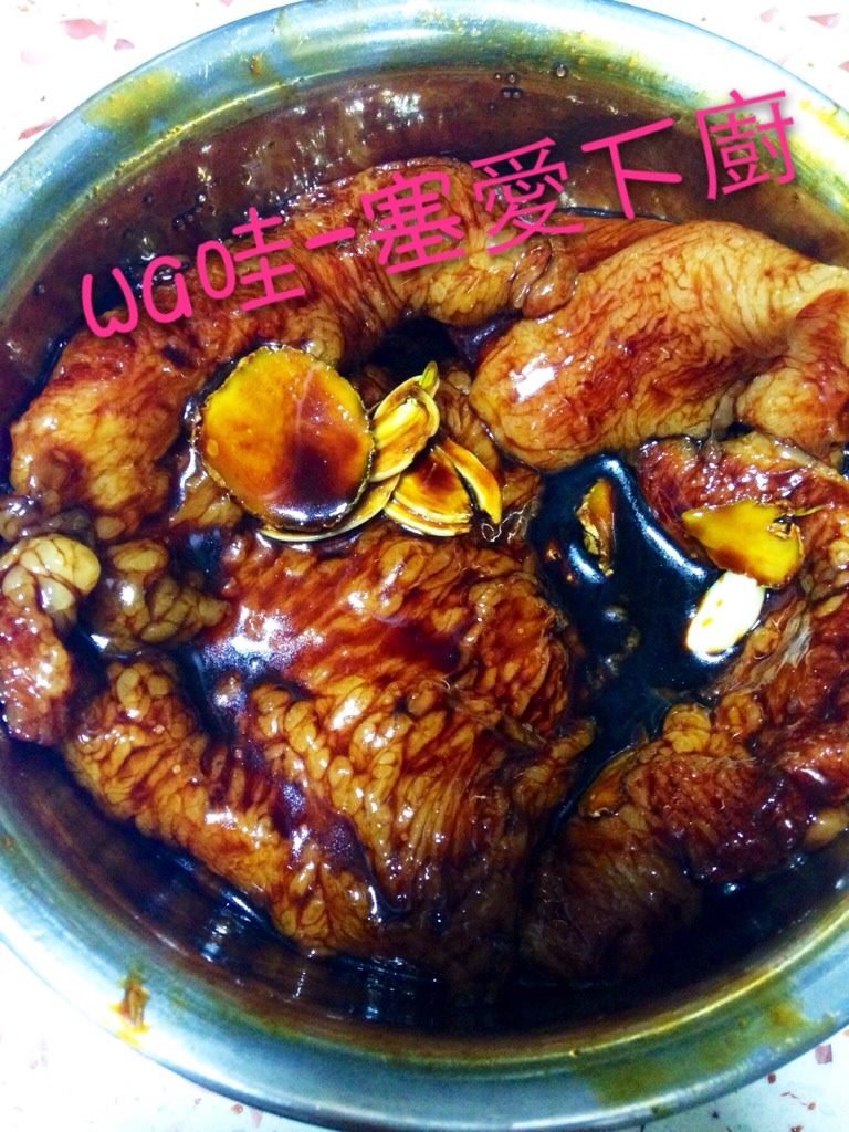 叉烧肉,在碗中放入烧酒、<a style='color:red;display:inline-block;' href='/shicai/ 718'>料酒</a>、<a style='color:red;display:inline-block;' href='/shicai/ 869'>白砂糖</a>、<a style='color:red;display:inline-block;' href='/shicai/ 762'>老抽</a>、<a style='color:red;display:inline-block;' href='/shicai/ 788'>生抽</a>、鸡汁、叉烧酱，拌成稀稠适度的腌料酱汁。