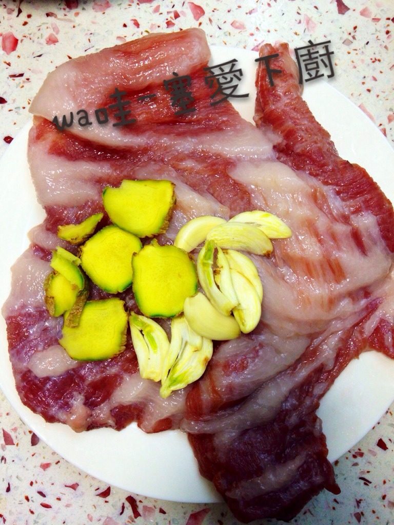 叉烧肉,所有材料洗净，<a style='color:red;display:inline-block;' href='/shicai/ 2794'>大蒜</a>、姜切片。