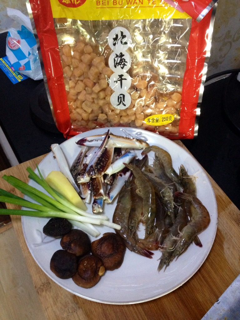 海鲜粥,<a style='color:red;display:inline-block;' href='/shicai/ 195'>干贝</a>、<a style='color:red;display:inline-block;' href='/shicai/ 1738'>蟹脚</a>、虾洗干净用<a style='color:red;display:inline-block;' href='/shicai/ 718'>料酒</a>泡可以去掉它们的腥味。