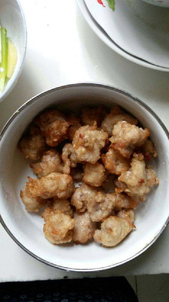 菠萝咕老肉,肉丸放入油锅中炸成浅黄色捞出待用，葱姜切丝，青，红辣椒切块（不放辣椒也可以）放入油锅中炒