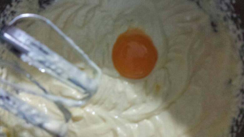 乳酪蛋糕,黄油用微波炉加热40秒,使其完全软化倒入上一步中混合均匀再加入柠檬汁和蛋黄,蛋黄要一个一个的加而且要迅速的搅匀