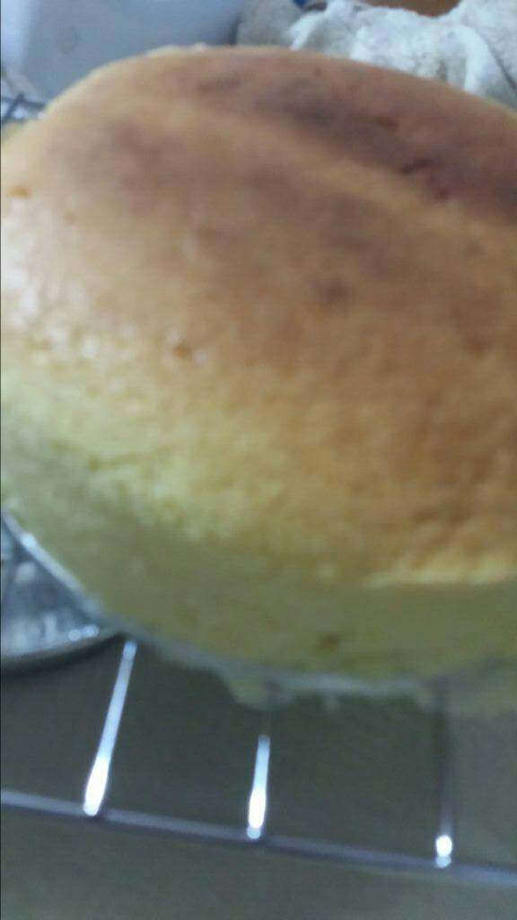 乳酪蛋糕,水浴法烤蛋糕,180度20分钟后观察表明,如有一面颜色深就换一面继续烤10分钟