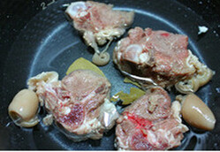 手抓饭,<a style='color:red;display:inline-block;' href='/shicai/ 330'>羊排</a>焯水后加几片香叶在电饭煲煮到羊肉5成熟,保留原汤在锅内,取出羊肉去骨并切成小块