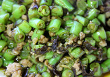 榄菜肉末四季豆,最后倒入<a style='color:red;display:inline-block;' href='/shicai/ 2862'>橄榄菜</a>翻炒,再根据口味进行调味即可。