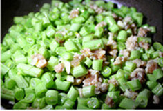 榄菜肉末四季豆,再炒四季豆变色时把炒好的肉末倒进去翻炒，加少许<a style='color:red;display:inline-block;' href='/shicai/ 788'>生抽</a><a style='color:red;display:inline-block;' href='/shicai/ 10588'>糖</a>调味