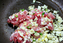 榄菜肉末四季豆,锅里加少量橄榄油,生姜、蒜末等煸香和肉末翻炒盛起