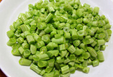 榄菜肉末四季豆,<a style='color:red;display:inline-block;' href='/shicai/ 69'>四季豆</a>切成颗粒状，<a style='color:red;display:inline-block;' href='/shicai/ 2800'>生姜</a>、<a style='color:red;display:inline-block;' href='/shicai/ 2795'>蒜头</a>切细