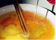 蛋饺,鸡蛋和<a style='color:red;display:inline-block;' href='/shicai/ 11'>鸭蛋</a>，打散，调匀，加一点油