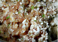 蛋饺,将所有切细的材料和肉碎一起搅拌，打入一个<a style='color:red;display:inline-block;' href='/shicai/ 9'>鸡蛋</a>，加盐、少许<a style='color:red;display:inline-block;' href='/shicai/ 788'>生抽</a>、<a style='color:red;display:inline-block;' href='/shicai/ 10588'>糖</a>、淀粉、<a style='color:red;display:inline-block;' href='/shicai/ 718'>料酒</a>充分搅拌