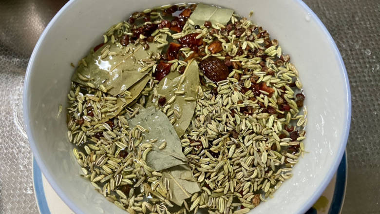 牛肉锅贴➕牛肉芹菜锅贴,制作香料油的香料用清水浸泡清洗一下,沥水备用,过水后再炸,可以避免炸糊