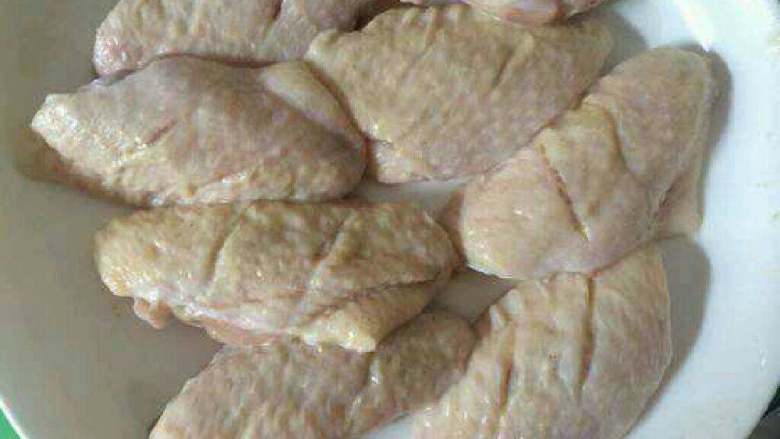 黄金鸡翅,为了更好的让它入味，这一步不要拘泥小节，大胆的用手把它搅拌均匀，腌制4个小时，一般2个小时应该就可以。