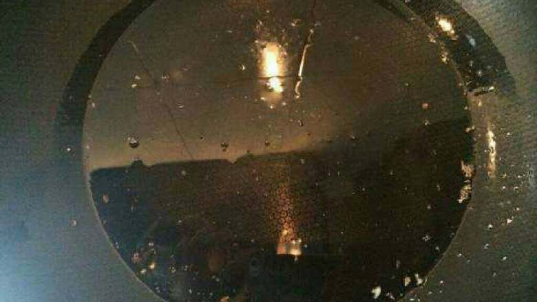 黄金鸡翅,腌制好以后就可以开始制作了，冷锅下油至8成热，转小火。我平时都是用平底锅，但是太浪费油了，所以今天把封存很久的铁锅拿出来了。