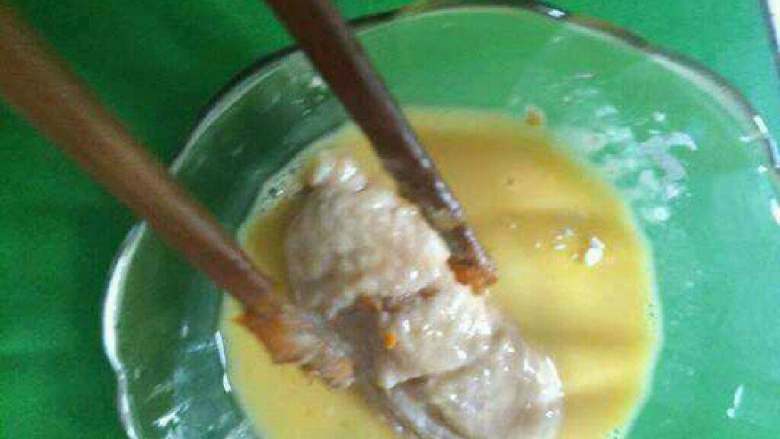 黄金鸡翅,鸡翅裹生一层<a style='color:red;display:inline-block;' href='/shicai/ 9'>鸡蛋</a>。