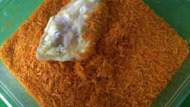 黄金鸡翅,放入<a style='color:red;display:inline-block;' href='/shicai/ 588'>面包糠</a>中。