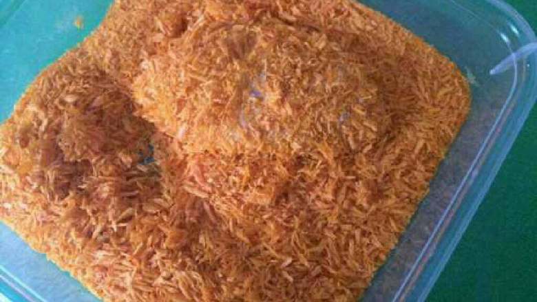 黄金鸡翅,让鸡翅充分的粘上面包糠，不留一丝缝隙。