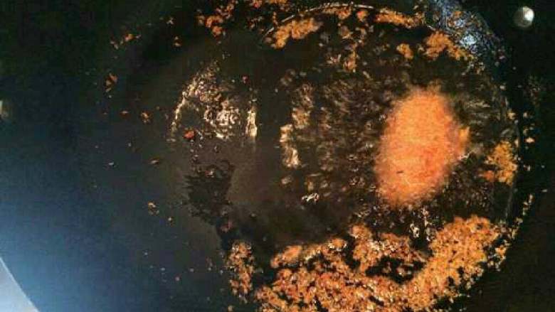 黄金鸡翅,把裹好面包糠的鸡翅放入油锅中。记得我用的是最小的火，慢慢的炸，中翅要比一般鸡翅膀多很多的肉，所以要多炸一会，以免不熟