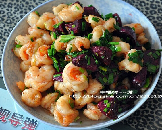 紫薯爱虾仁 ,<a style='color:red;display:inline-block;' href='/shicai/ 721'>蚝油</a>、<a style='color:red;display:inline-block;' href='/shicai/ 788'>生抽</a>、水、<a style='color:red;display:inline-block;' href='/shicai/ 10588'>糖</a>、盐放在一起搅拌均匀成料汁，倒入锅中再次快速翻炒即可