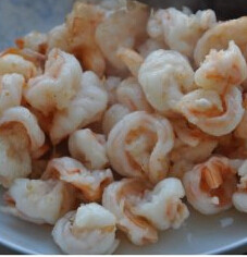 紫薯爱虾仁 ,小火把虾仁也炸一下，炸至表面金黄捞出备用